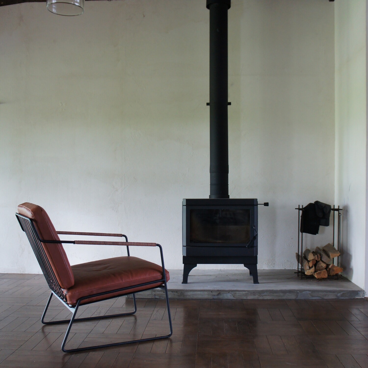 ※写真は下記仕様になります。<br />
<br />
フレームカラー：サンドブラック<br />
張地：特注張地